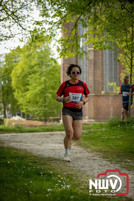 Volle terrassen, bruisende kleedjesmarkt en sportieve Wallenloop: Elburg leeft tijdens koningsdag! - &copy; NWVFoto.nl